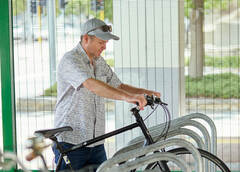 Image of commuter using passive transport at Glendalough station